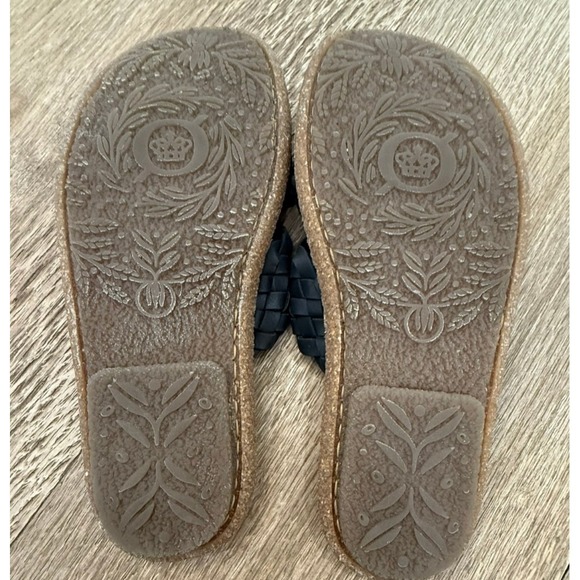 Women's Born Rue Flat Black CrissCross Leather Sandal Size 7 / 38 - Picture 7 of 11